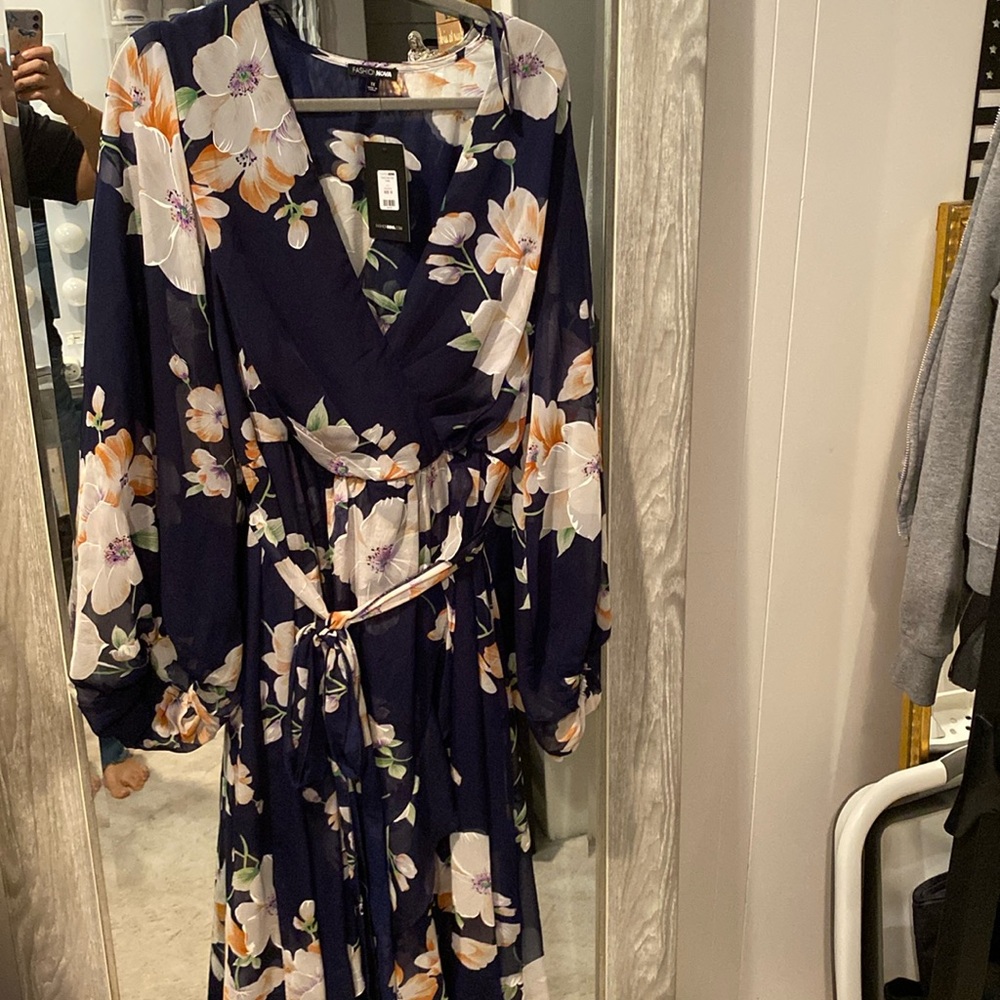 Fashion nova NEW WITH TAGS Navy blue floral midi dress with white floral accents